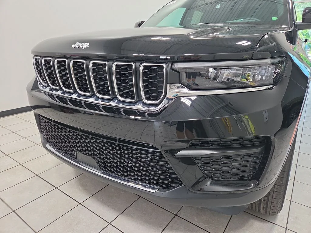 New 2027 High Gloss Black Jeep Laredo X image 12
