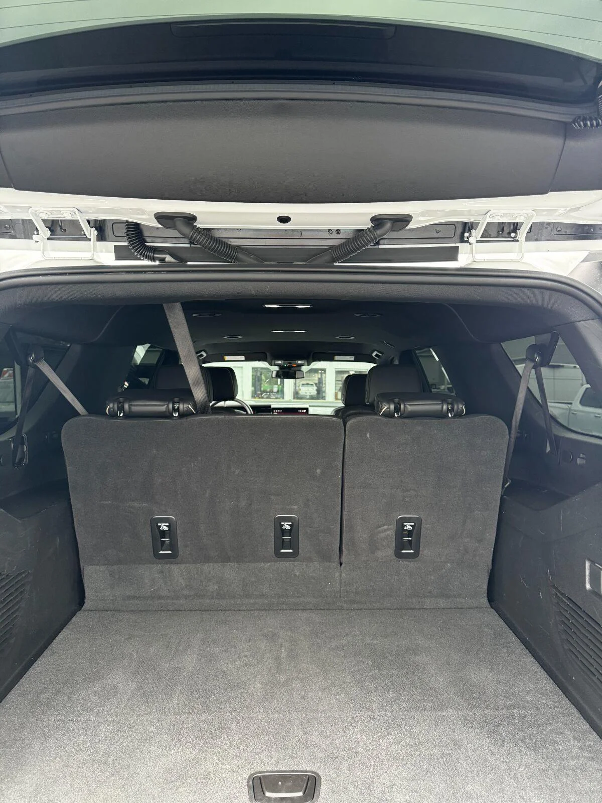 Used 2025 Summit White GMC Elevation image 28