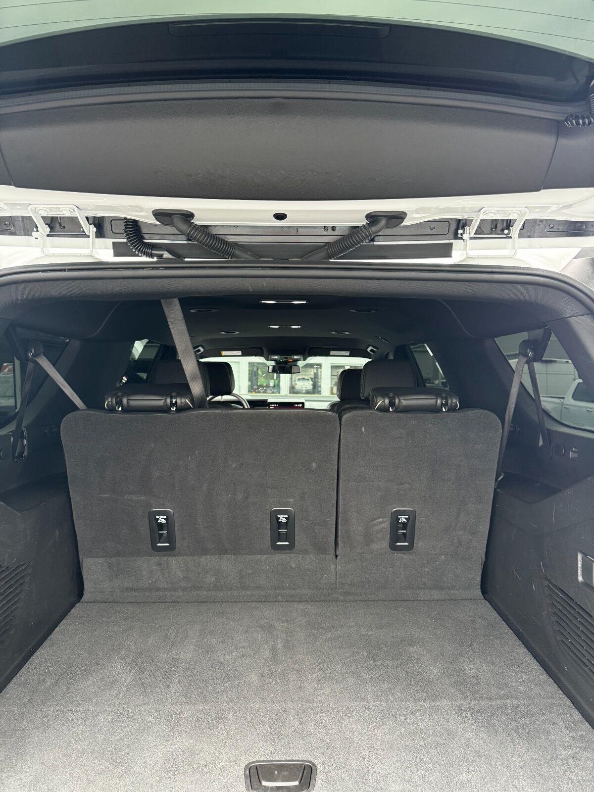 Used 2025 Summit White GMC Elevation image 28