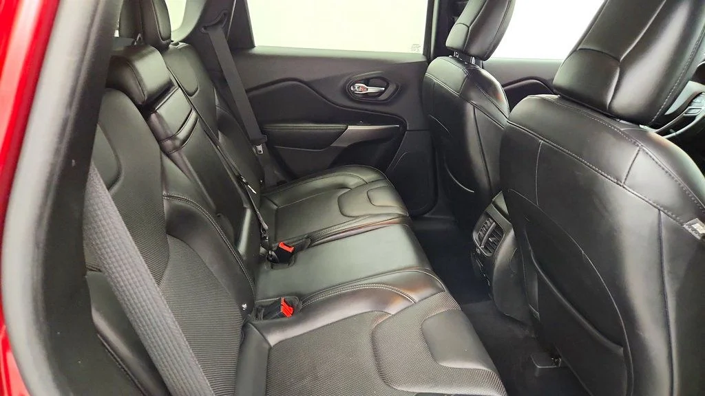 Used 2019 Velvet Red Pearlcoat Jeep Limited 4x4 image 23