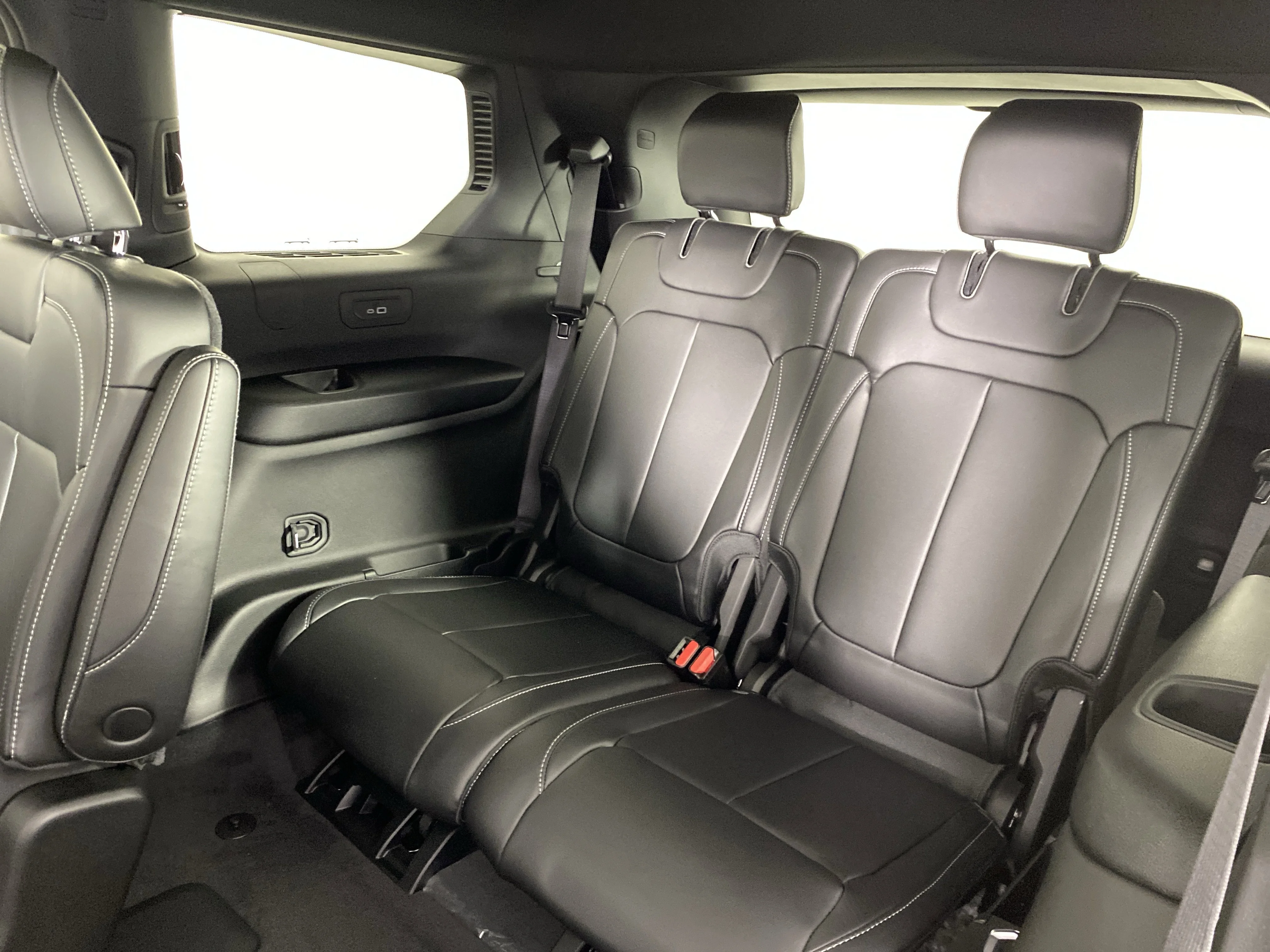 New 2026 Silver Zynith Exterior Paint Jeep Limited image 32