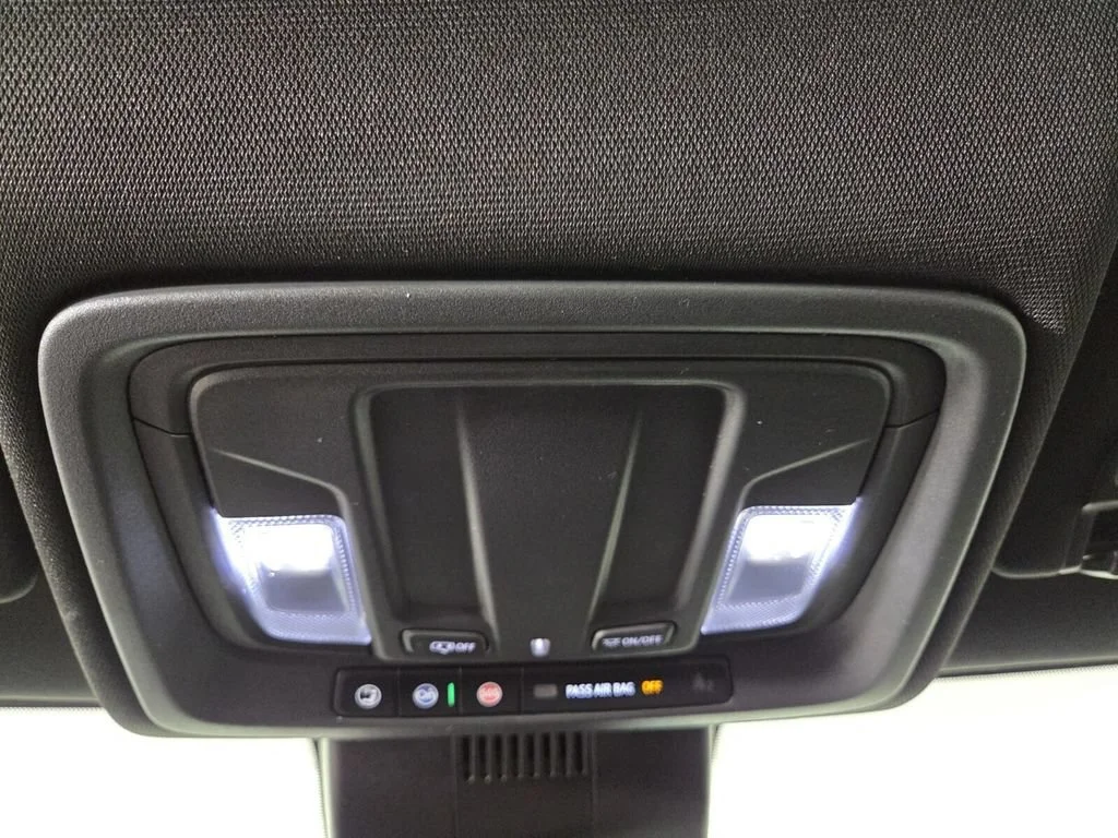 Used 2025 Summit White GMC AT4 image 20