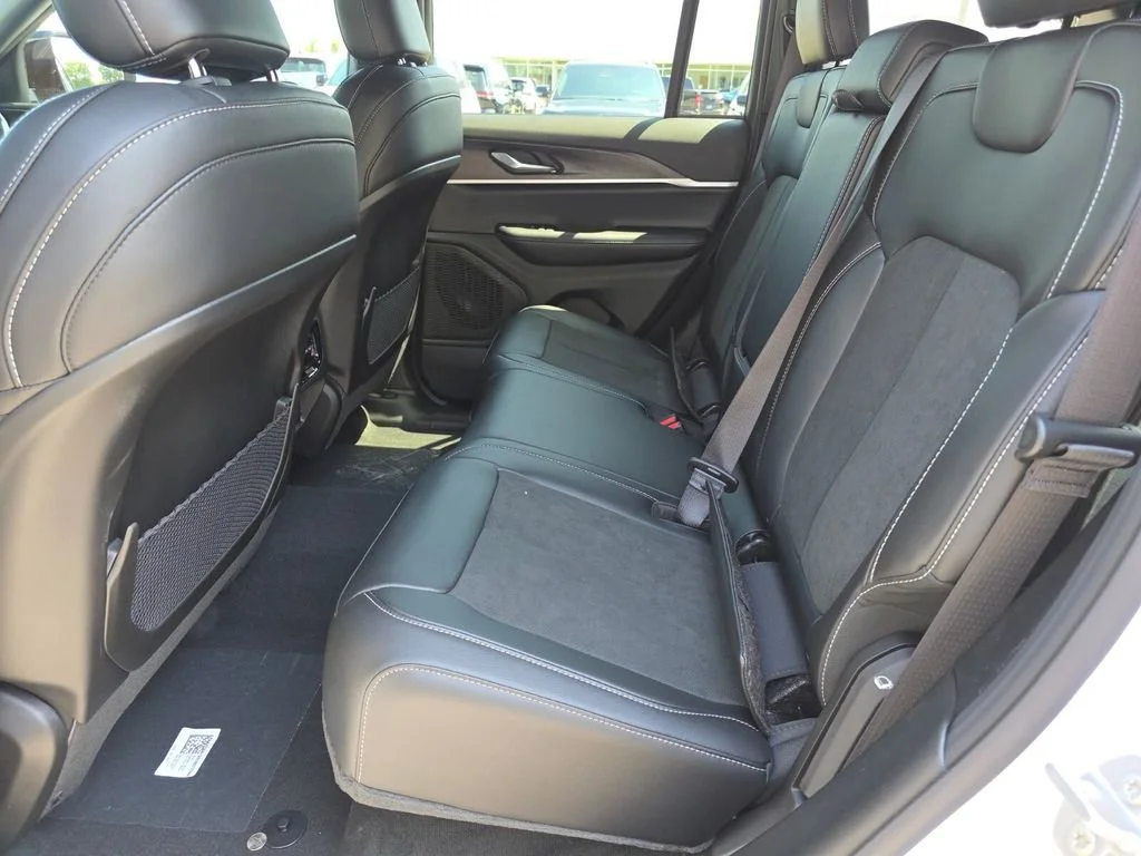 New 2026 Bright White Clear-Coat Exterior Paint Jeep Laredo Altitude image 8