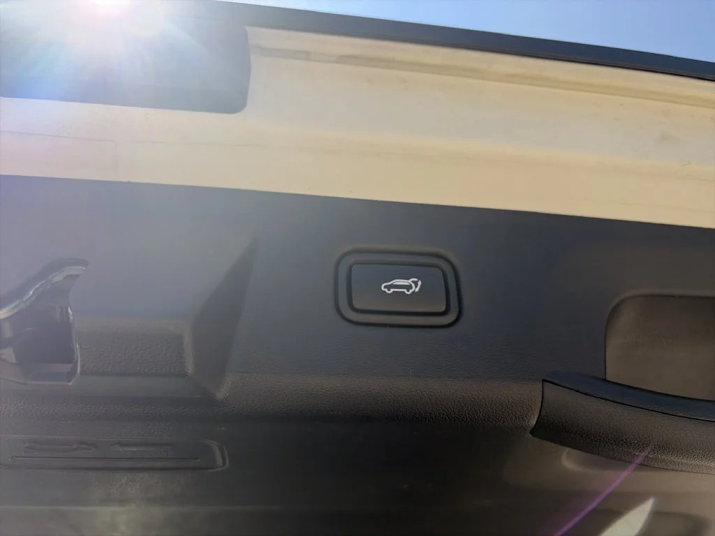 Used 2025 White Hyundai SEL image 31