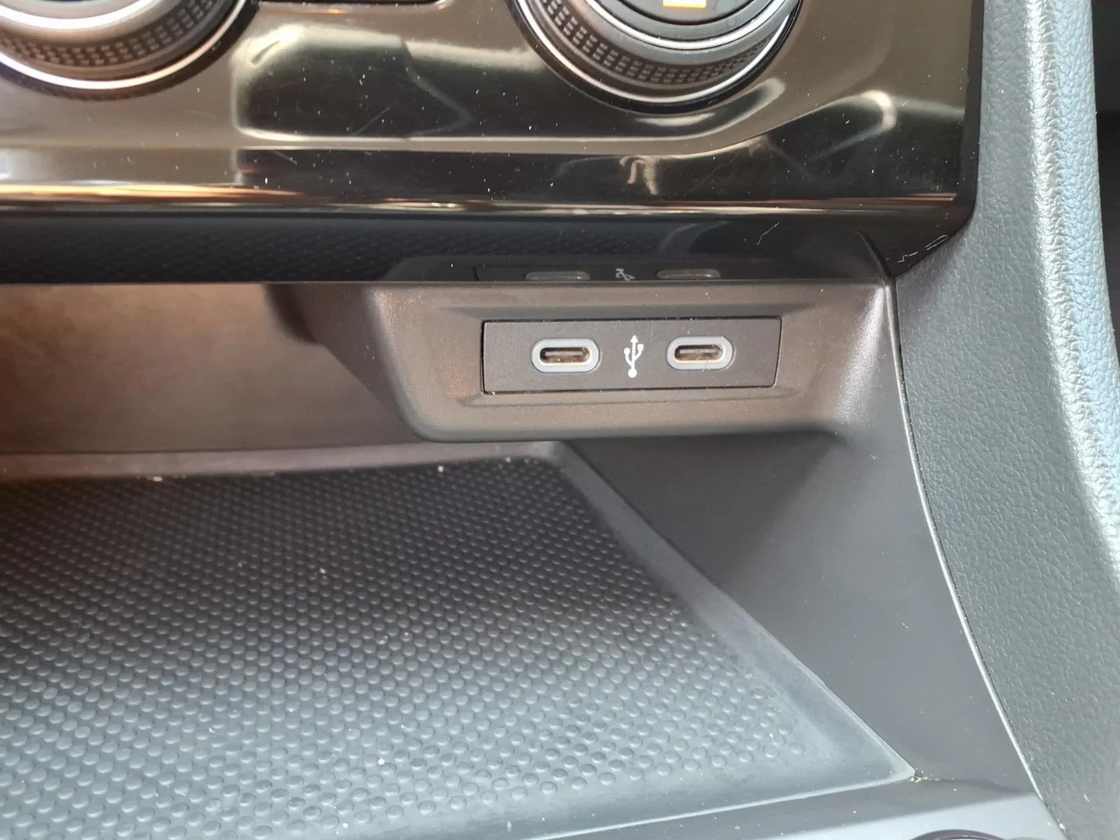 Used 2024  Volkswagen SE image 27
