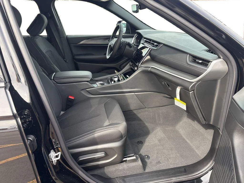 New 2026 Diamond Black Crystal Pearlcoat Jeep Laredo X image 20