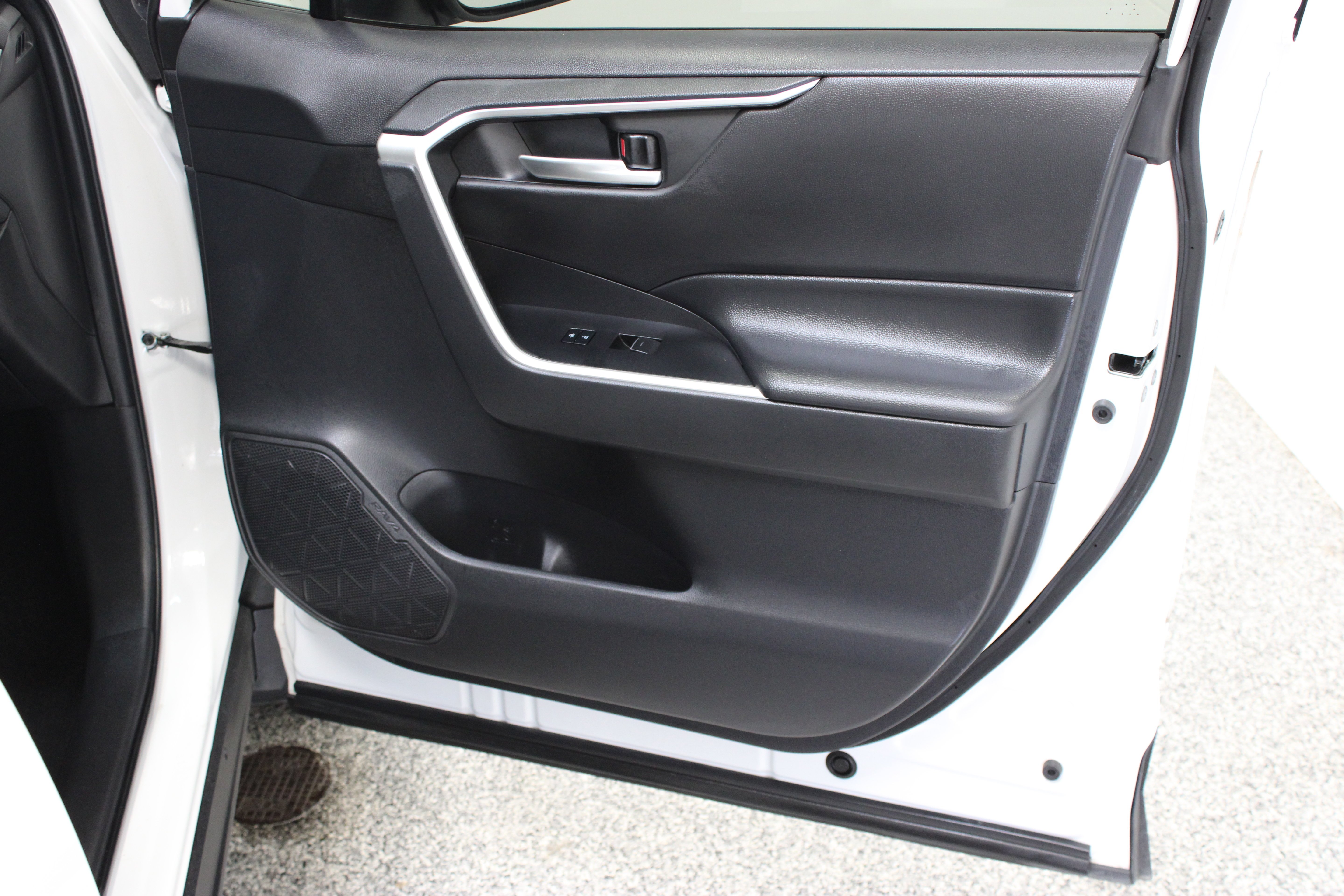 Used 2024 Ice Cap Toyota Hybrid XLE 2.5L image 35