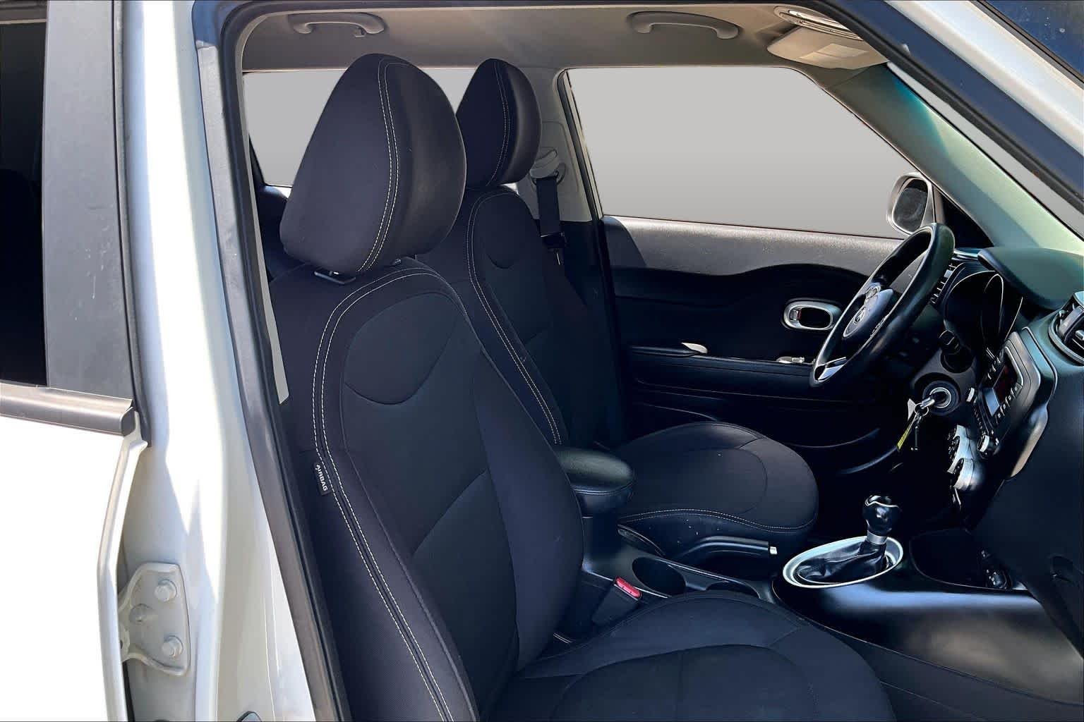 Used 2016 Clear White Kia Base image 9