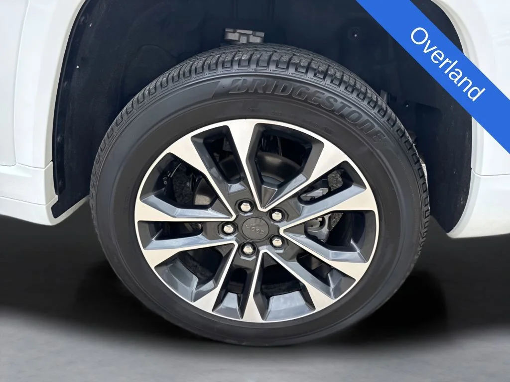 Used 2025  Jeep Overland image 40