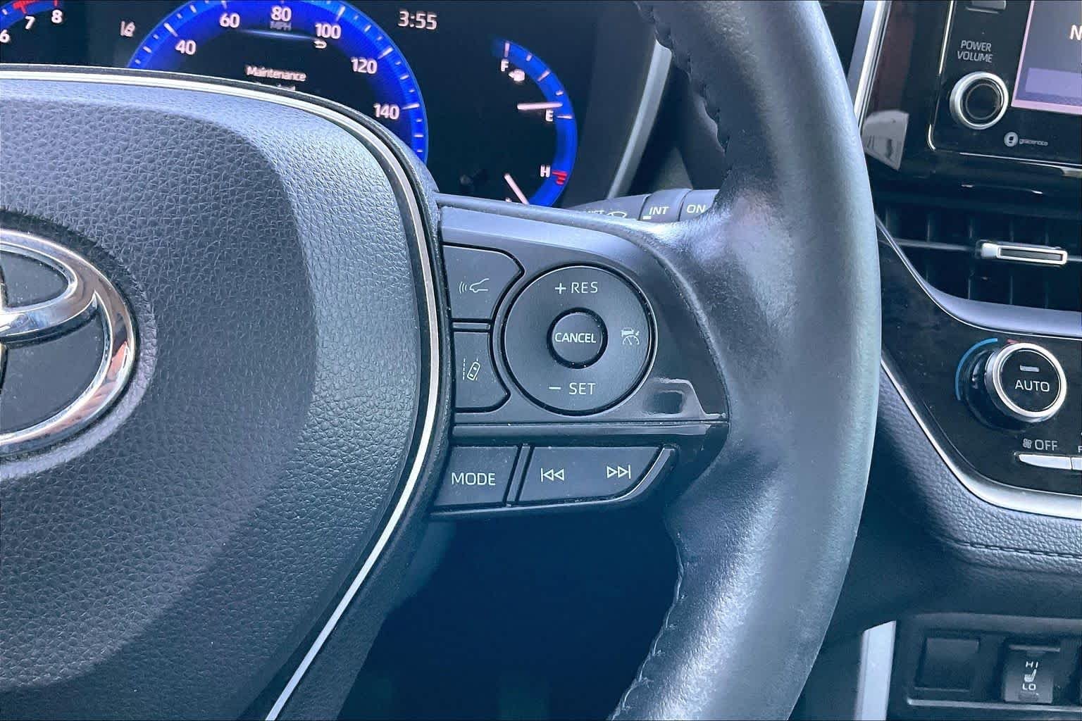 Used 2022 Wind Chill Pearl Toyota XLE image 24
