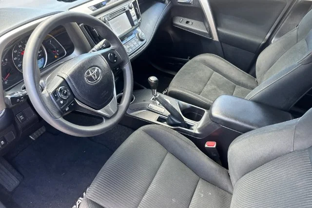Used 2014 Silver Toyota XLE image 10