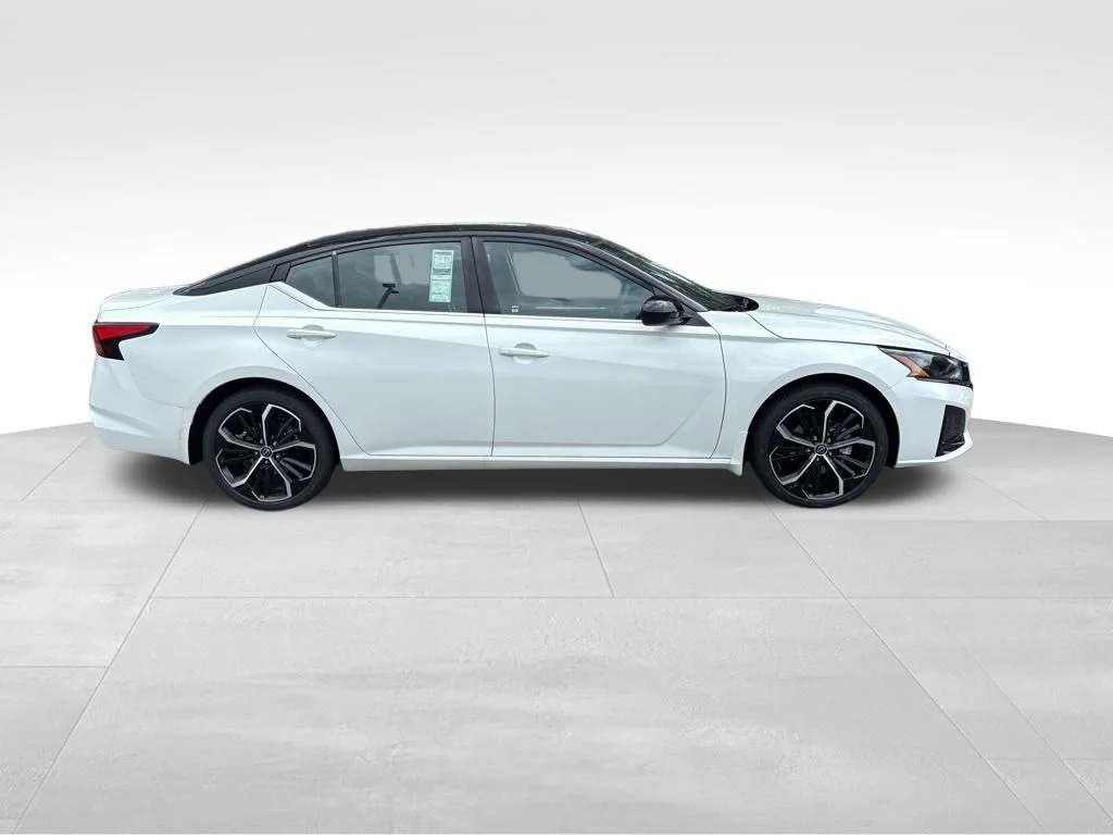 New 2026 Pearl White TriCoat / Super Black Two-tone Nissan SR image 5