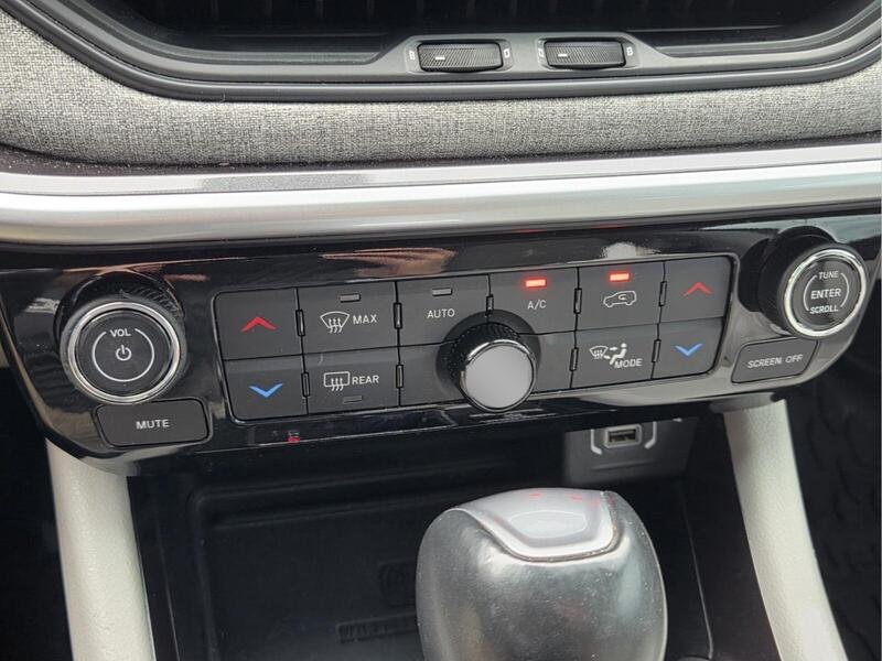 Used 2022 Crystal Metallic JEEP LATITUDE 4X4 image 26