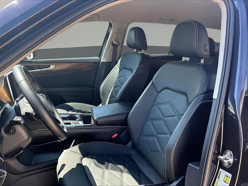 Used 2025 Black Volkswagen 2.0T SE w/Technology image 25