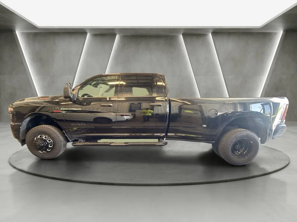 New 2026 Diamond Black Crystal Pearl-Coat Exterior Paint RAM Big Horn image 4