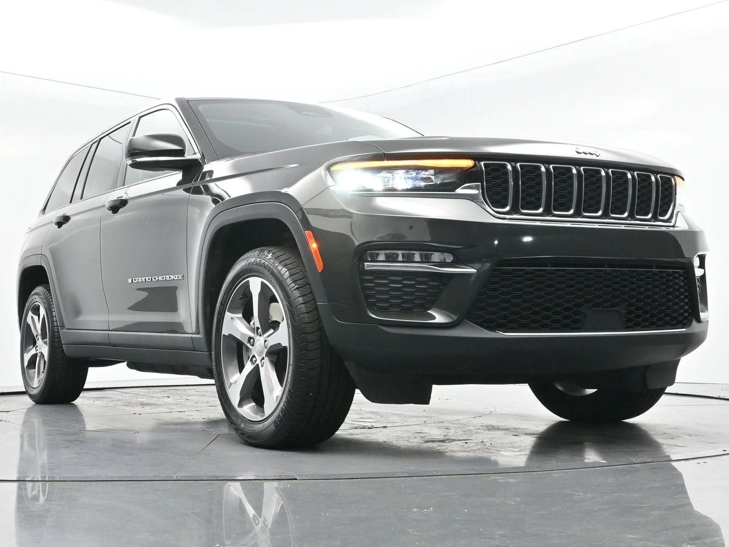 Used 2023 Rocky Mountain Pearlcoat Jeep 4xe image 47