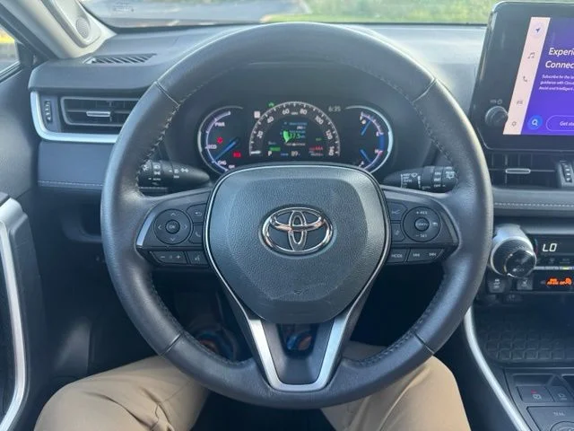 Used 2024  Toyota XLE Premium image 24