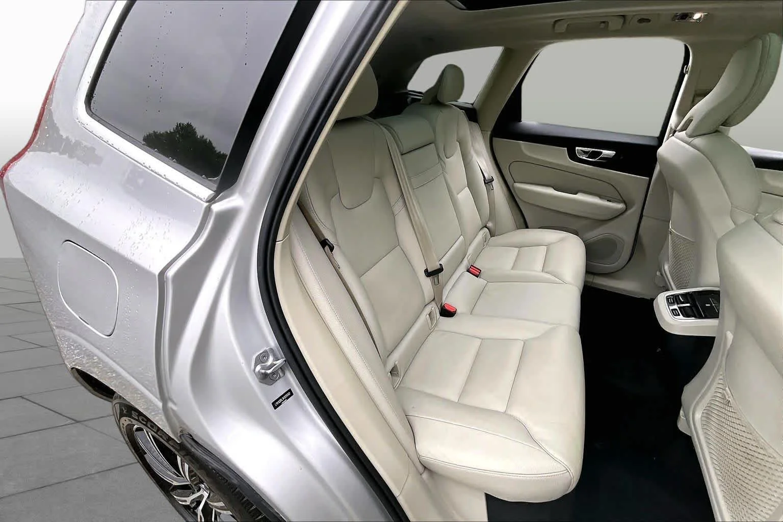 Used 2019 Bright Silver Metallic Volvo Inscription image 21