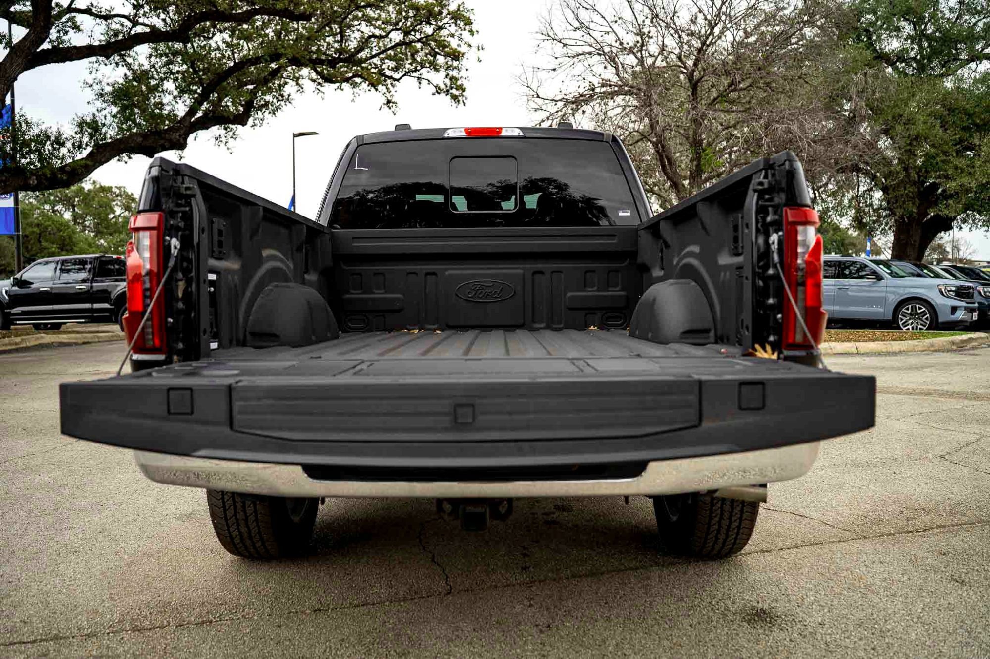 New 2025 Agate Black Metallic Ford XLT image 6