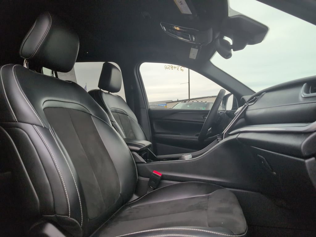 Used 2023 Black Jeep Altitude image 29