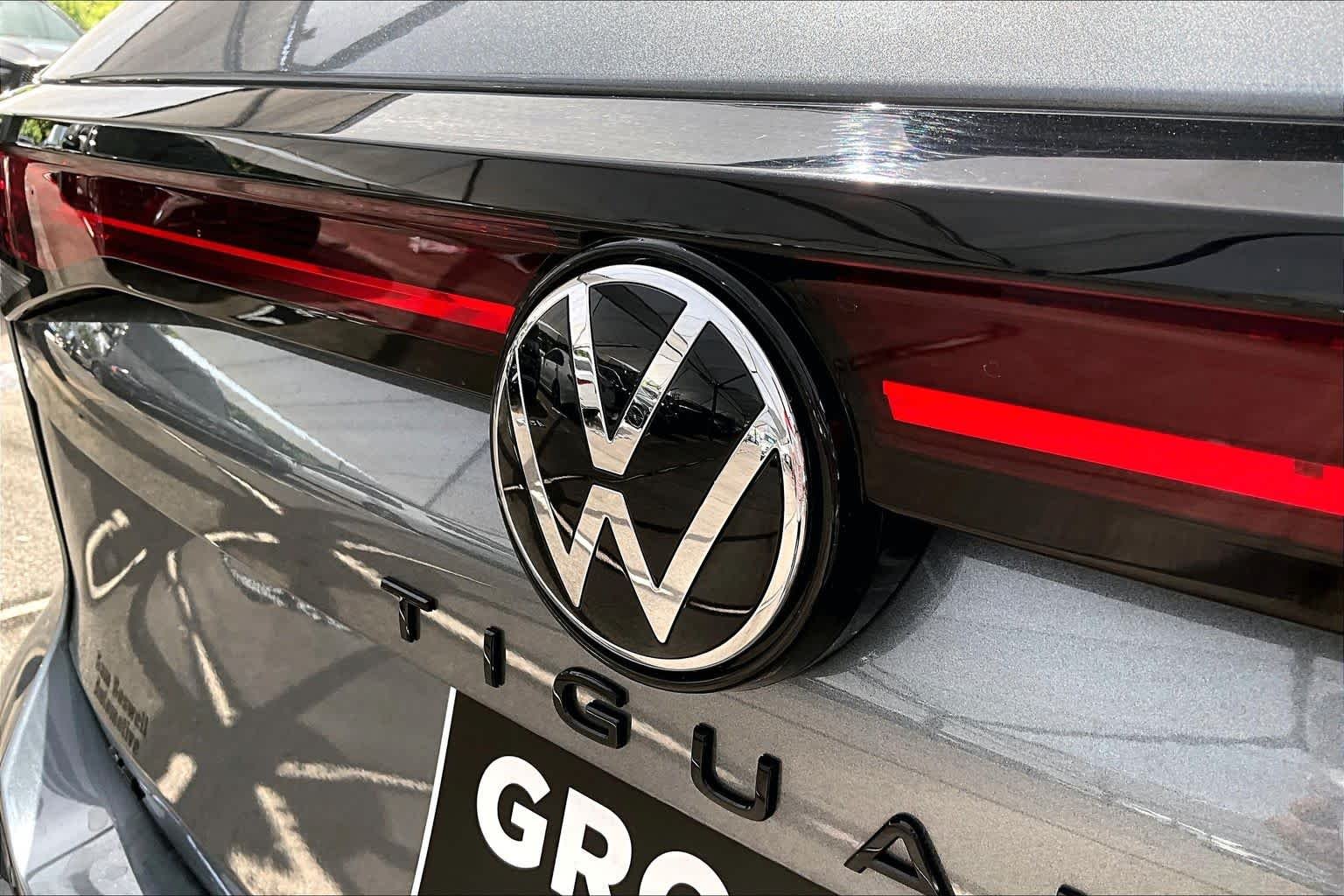 Used 2025 Platinum Gray Metallic Volkswagen SE R-Line Black image 10
