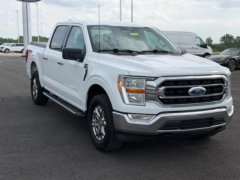 Certified Used 2023 Oxford White Ford XLT image 3