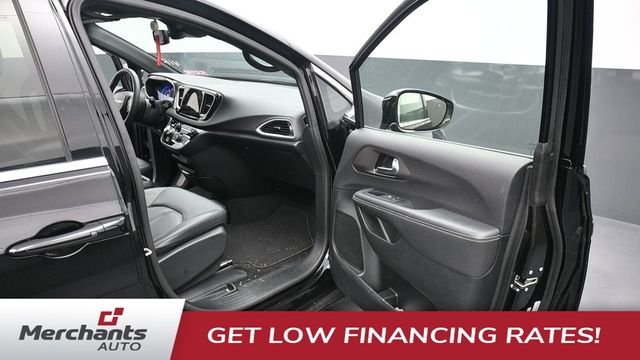 Used 2025 Black Chrysler Select image 22