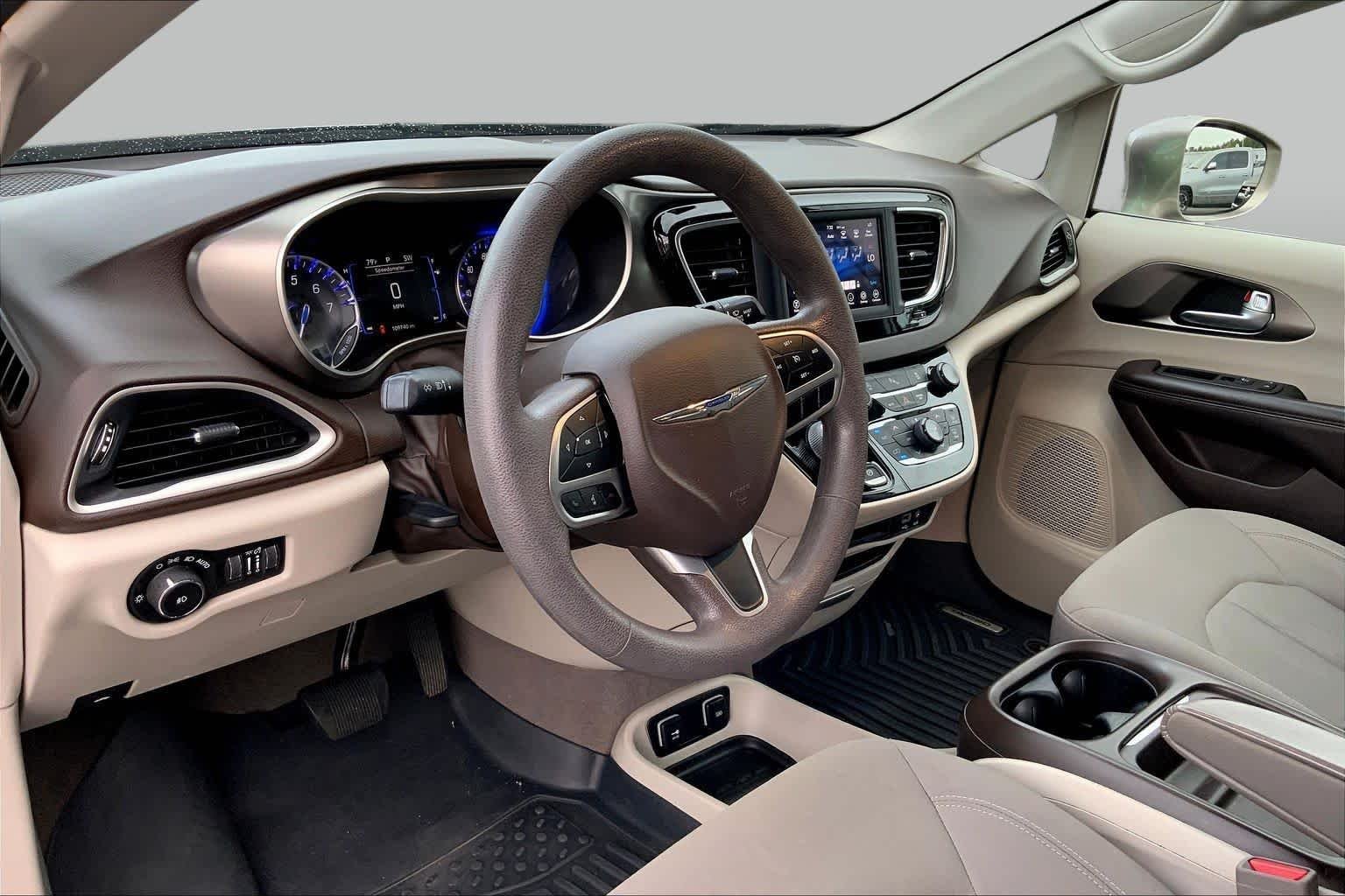 Used 2018 Molten Silver Chrysler Touring Plus image 17