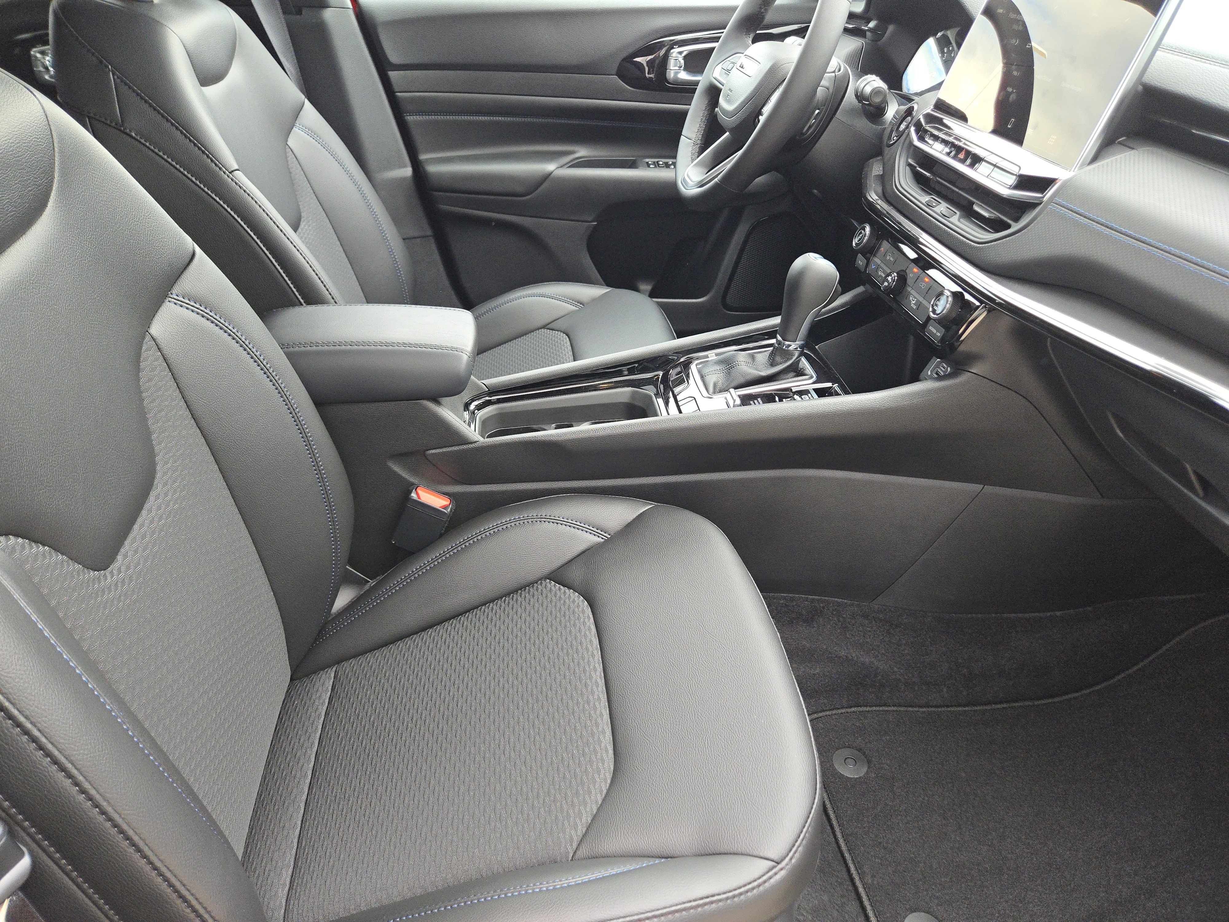 New 2026 Red Hot Pearl-Coat Exterior Paint Jeep Latitude image 11