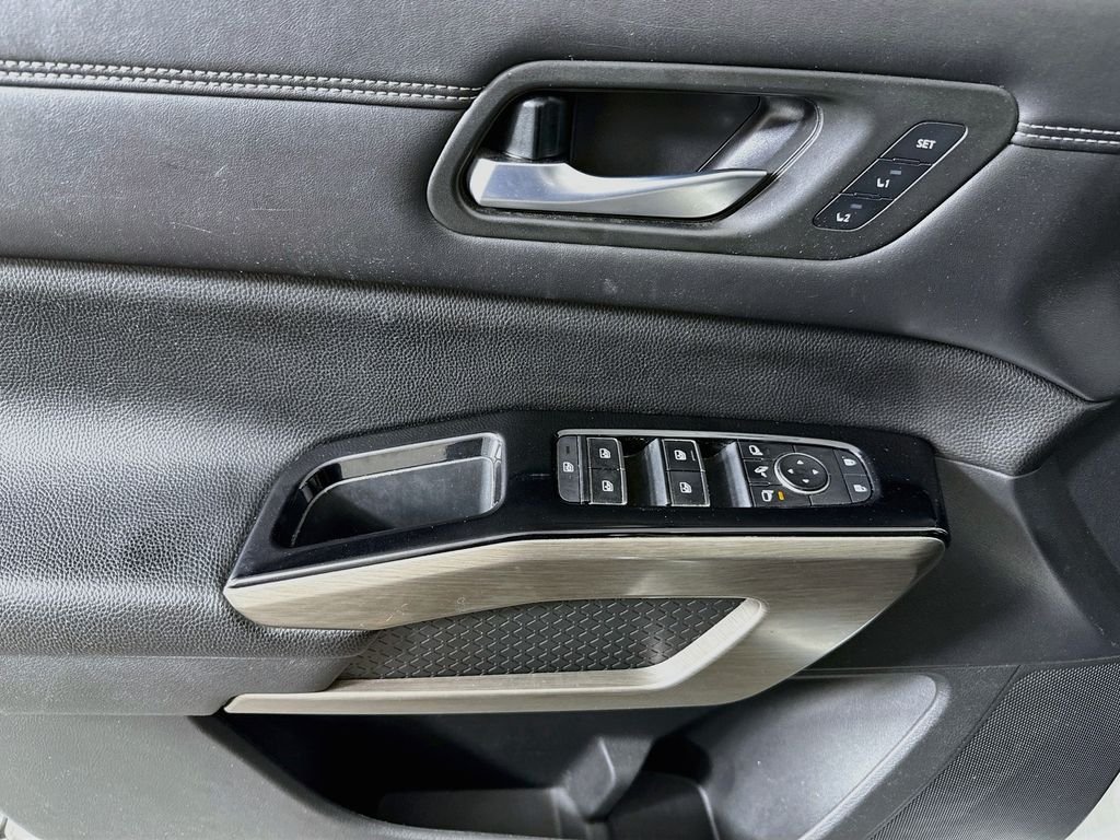 Used 2022 White Nissan Platinum image 18