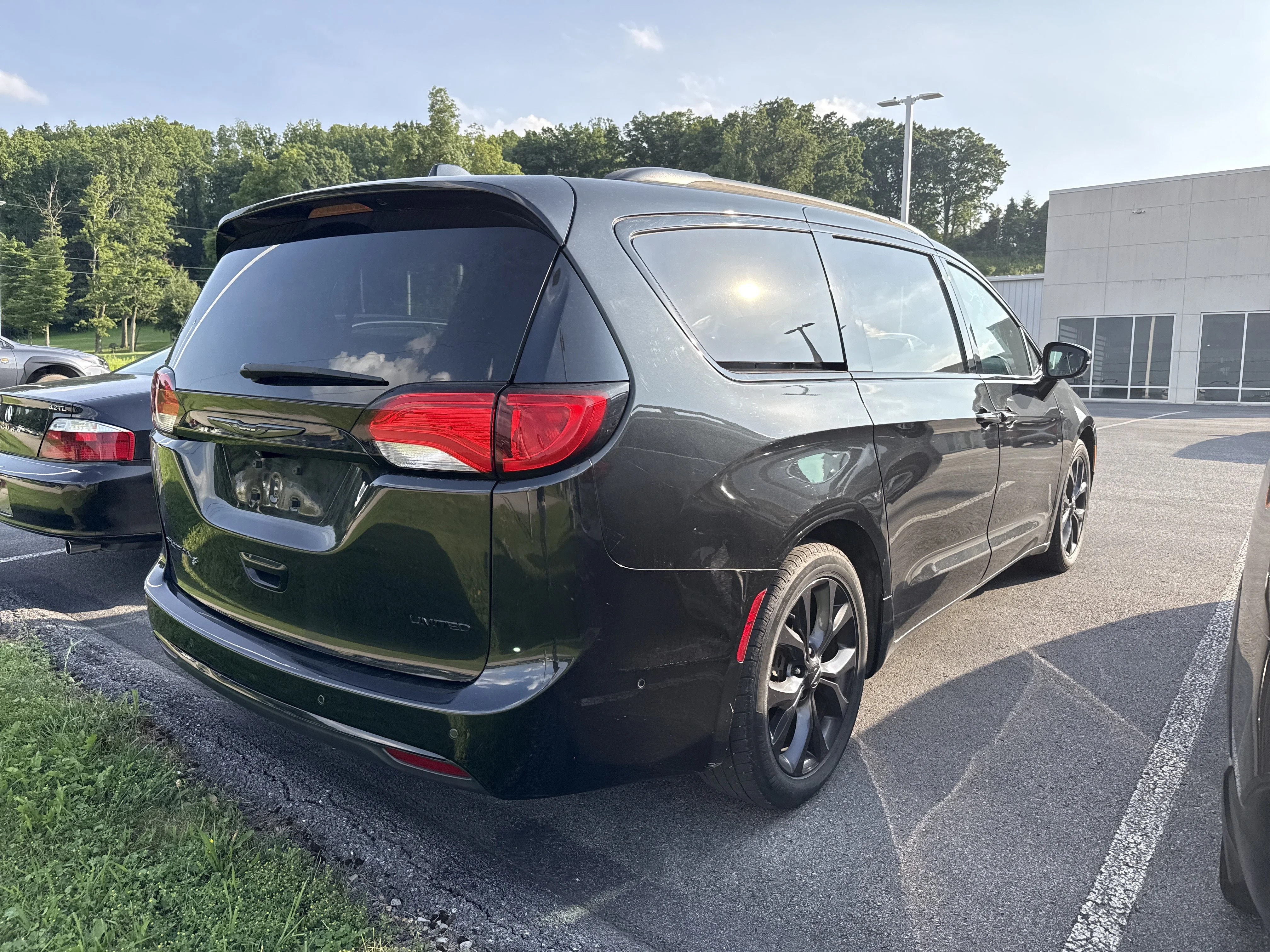 Used 2018 Brilliant Black Crystal Pearlcoat Chrysler Limited image 3