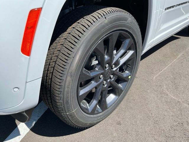 New 2026 Bright White Clear-Coat Exterior Paint Jeep Limited Reserve image 11