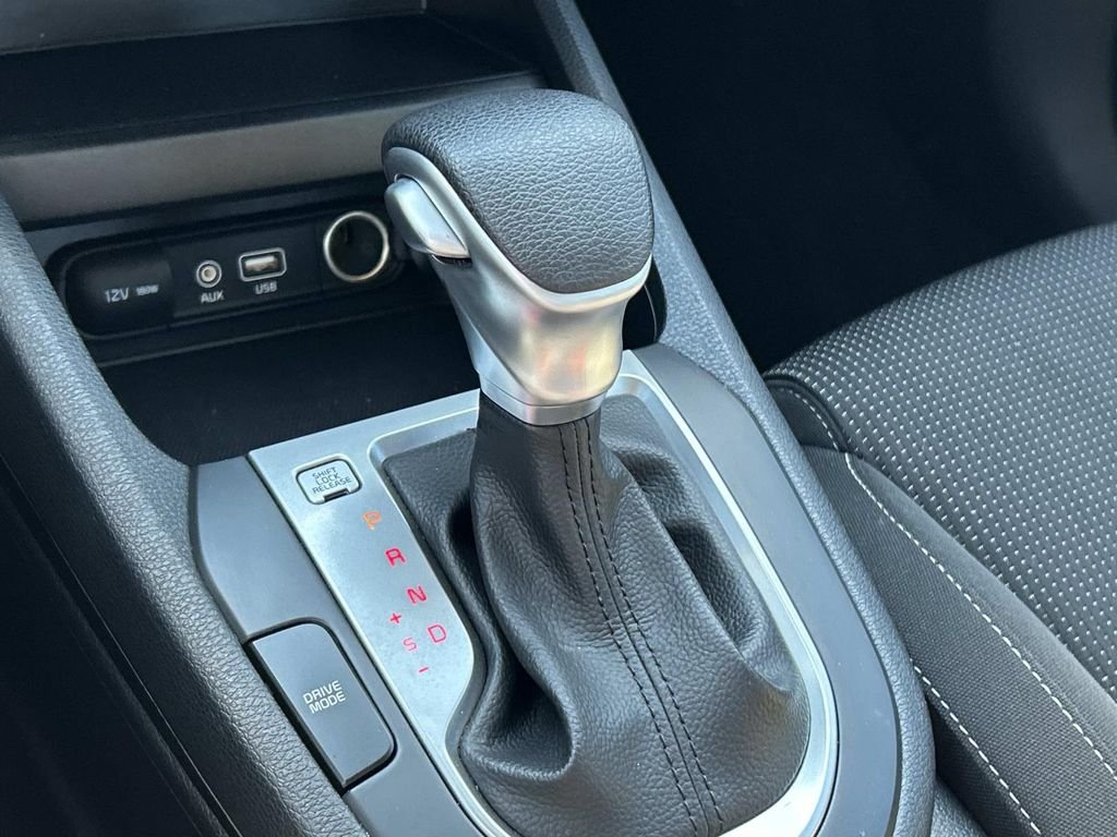 Used 2021 White Kia LXS image 23