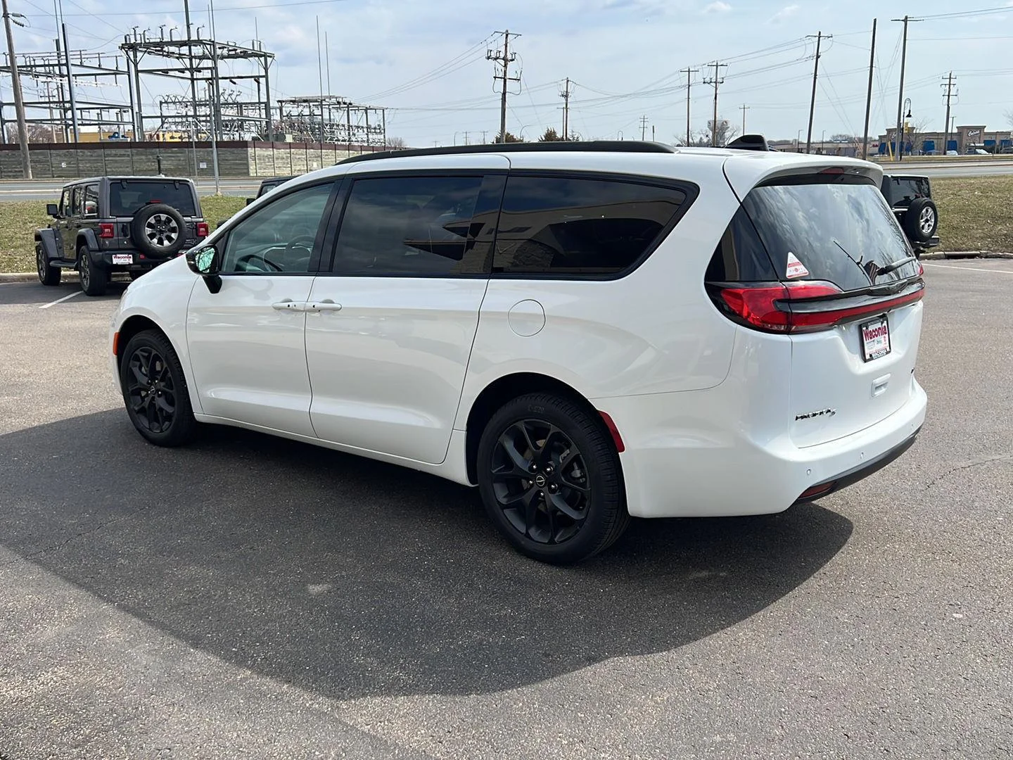 New 2026 Bright White Clear-Coat Exterior Paint Chrysler Select image 5