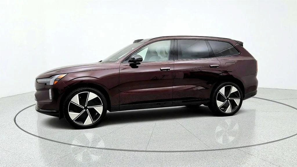 Used 2025 Mulberry Metallic Volvo Twin Motor Performance Ultra 6-Seater w/ Bowers & Wilkins Audio image 8