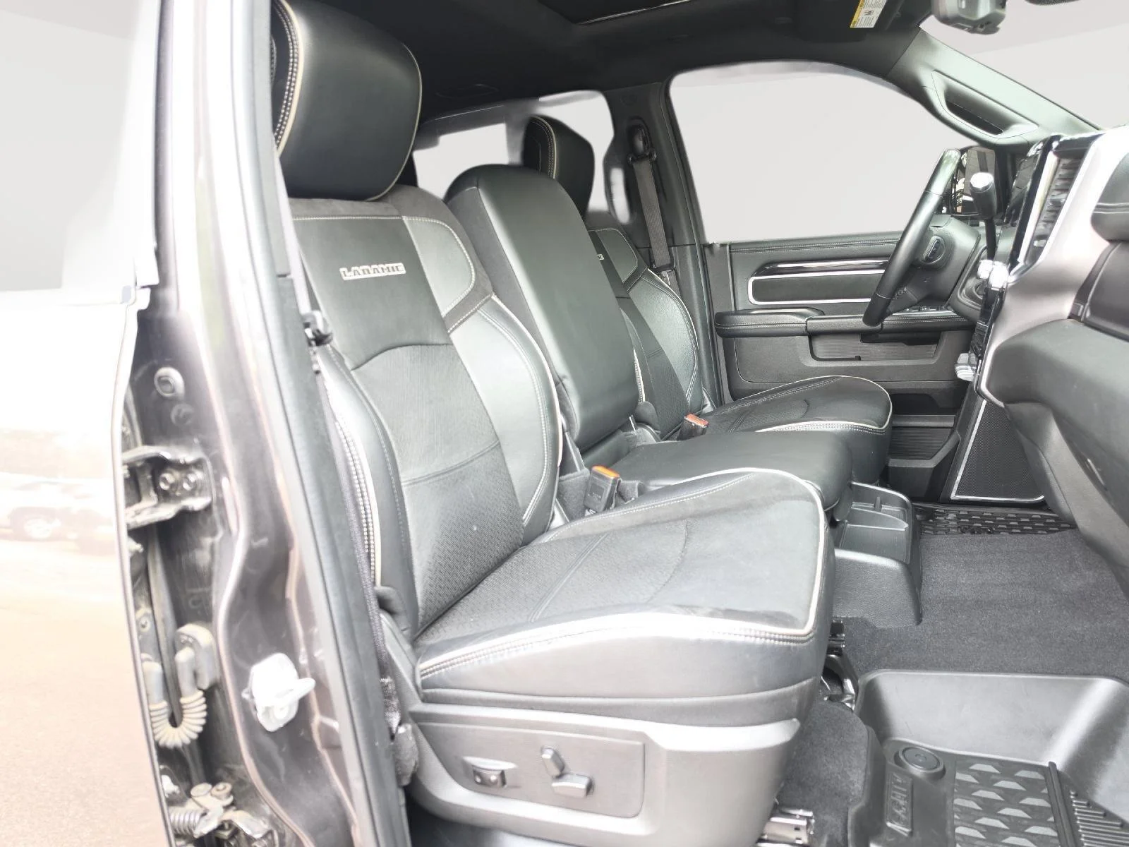 Used 2021 Granite Crystal Metallic Clearcoat Ram Laramie image 40
