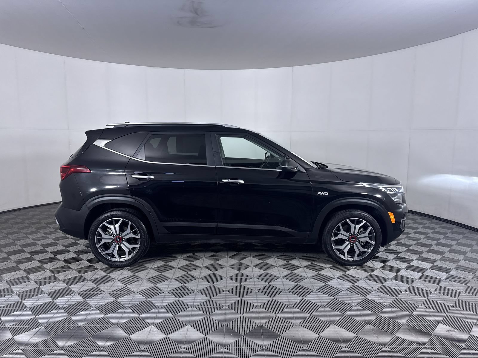 Used 2023 Cherry Black Kia SX image 10