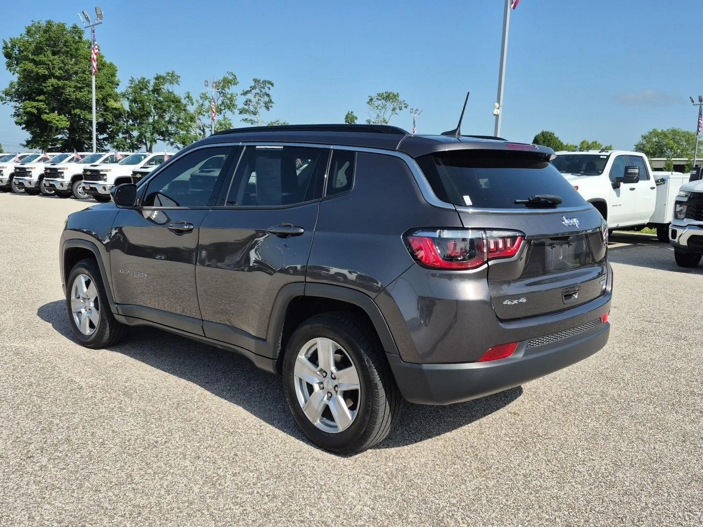 Used 2022 Granite Crystal Metallic Clearcoat Jeep Latitude image 7