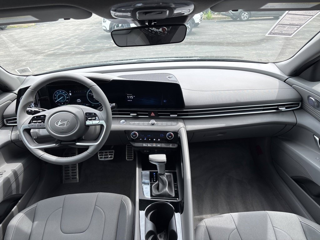 Used 2025 Gray Hyundai SEL Sport image 13