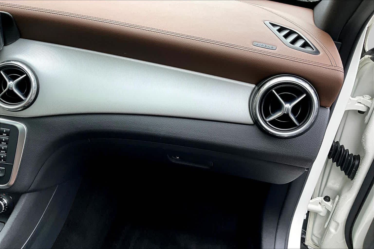 Used 2015 Cirrus White Mercedes-Benz GLA 250 image 32
