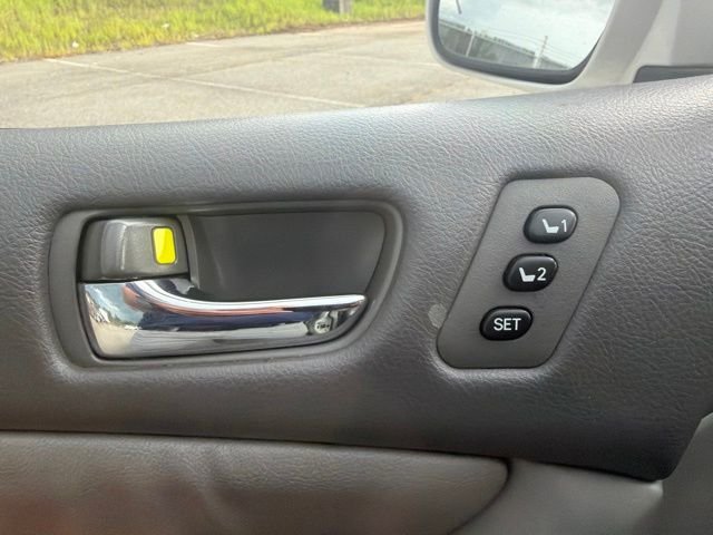 Used 2008 White Toyota XLE image 13