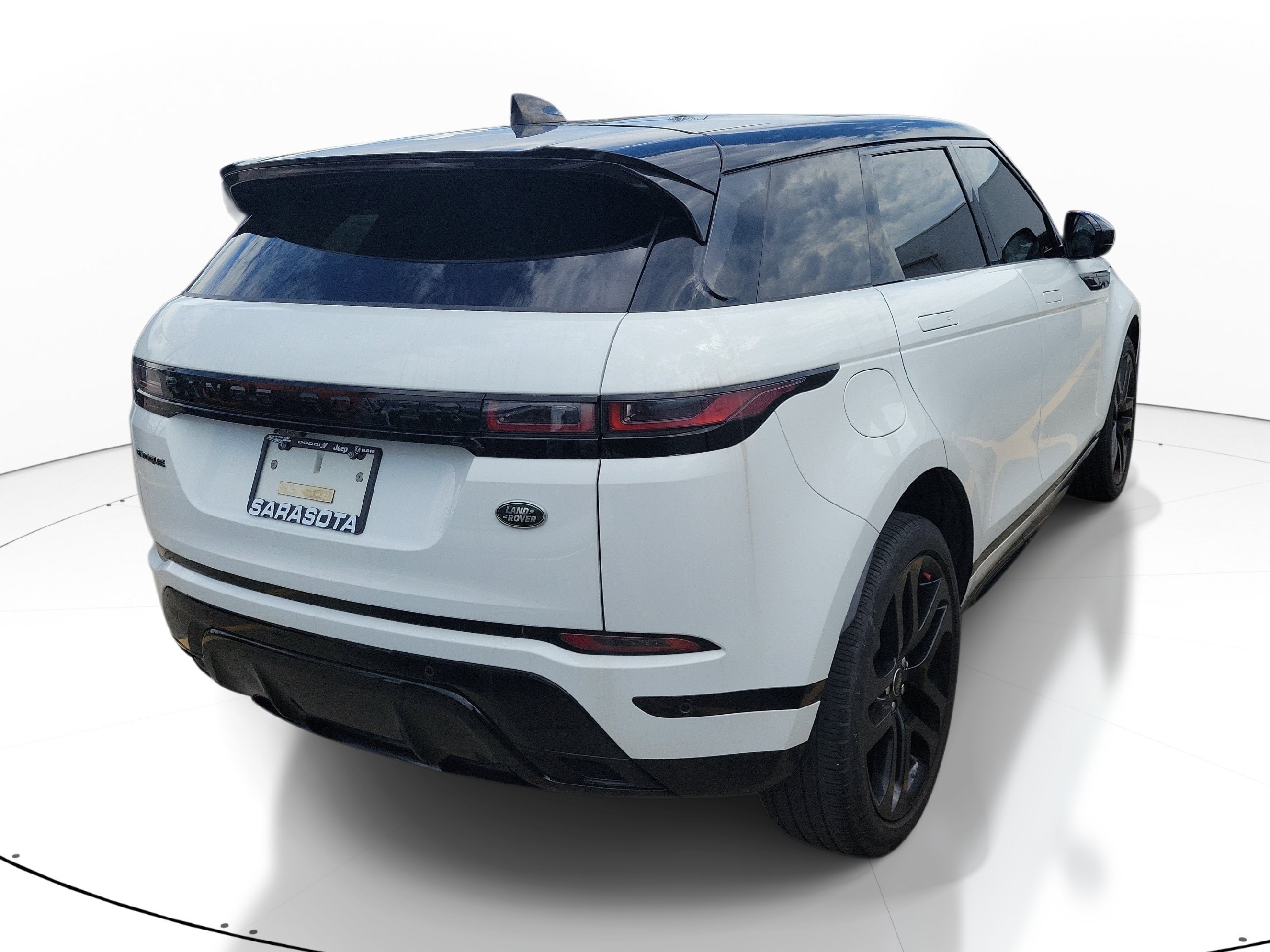 Used 2023 White Land Rover R-Dynamic SE image 7