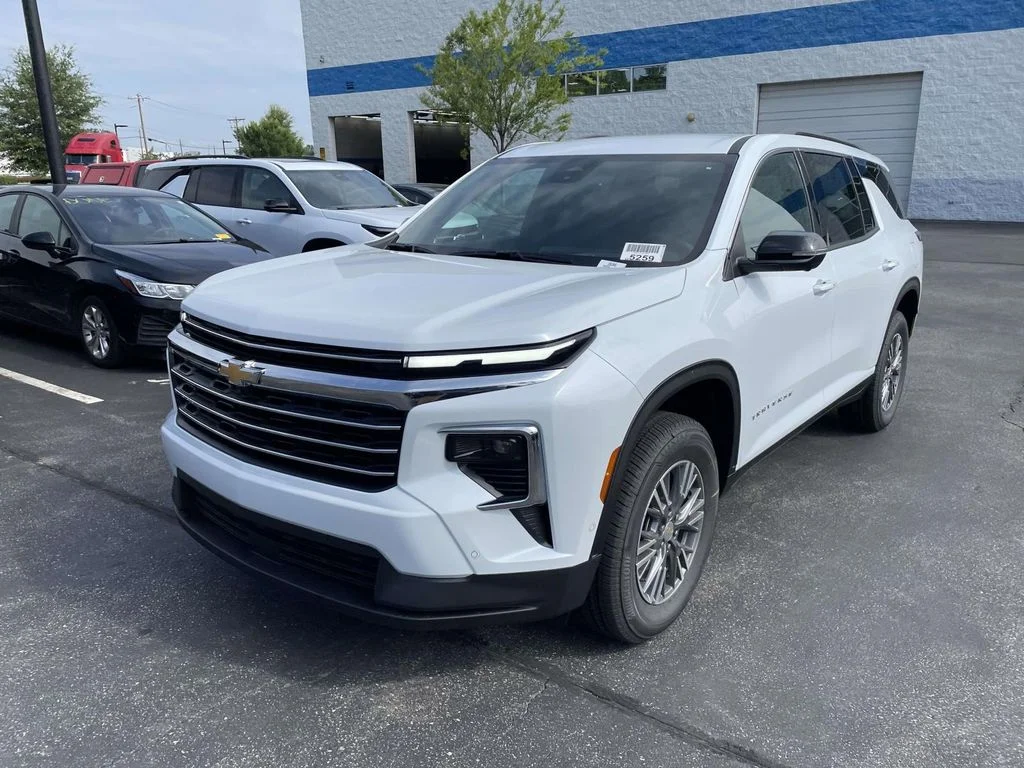 New 2026 Polar White Tricoat Chevrolet LT image 3