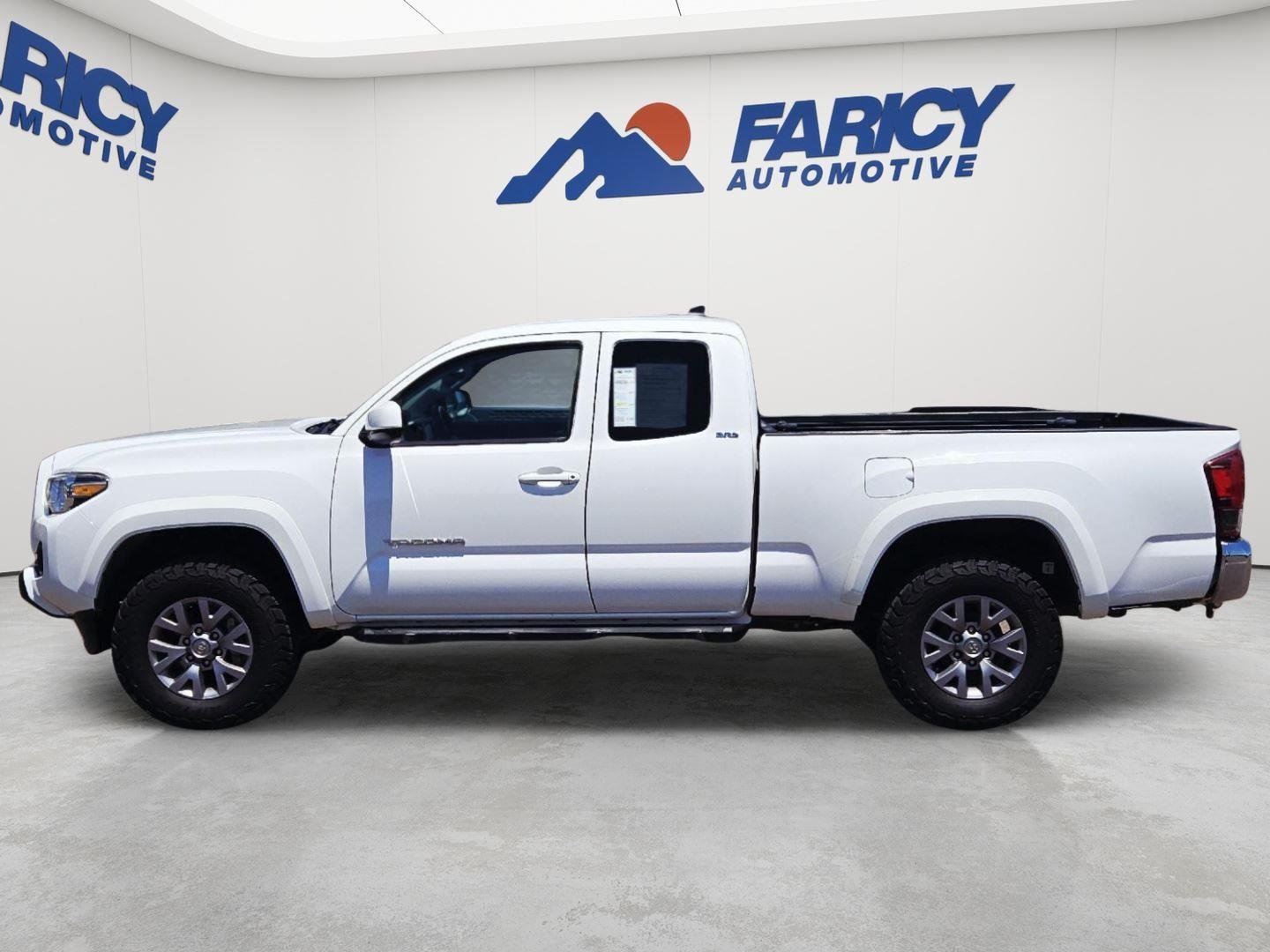 Used 2019 Super White Toyota SR5 image 5