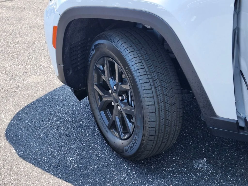 New 2026 Bright White Clear-Coat Exterior Paint Jeep Altitude image 35