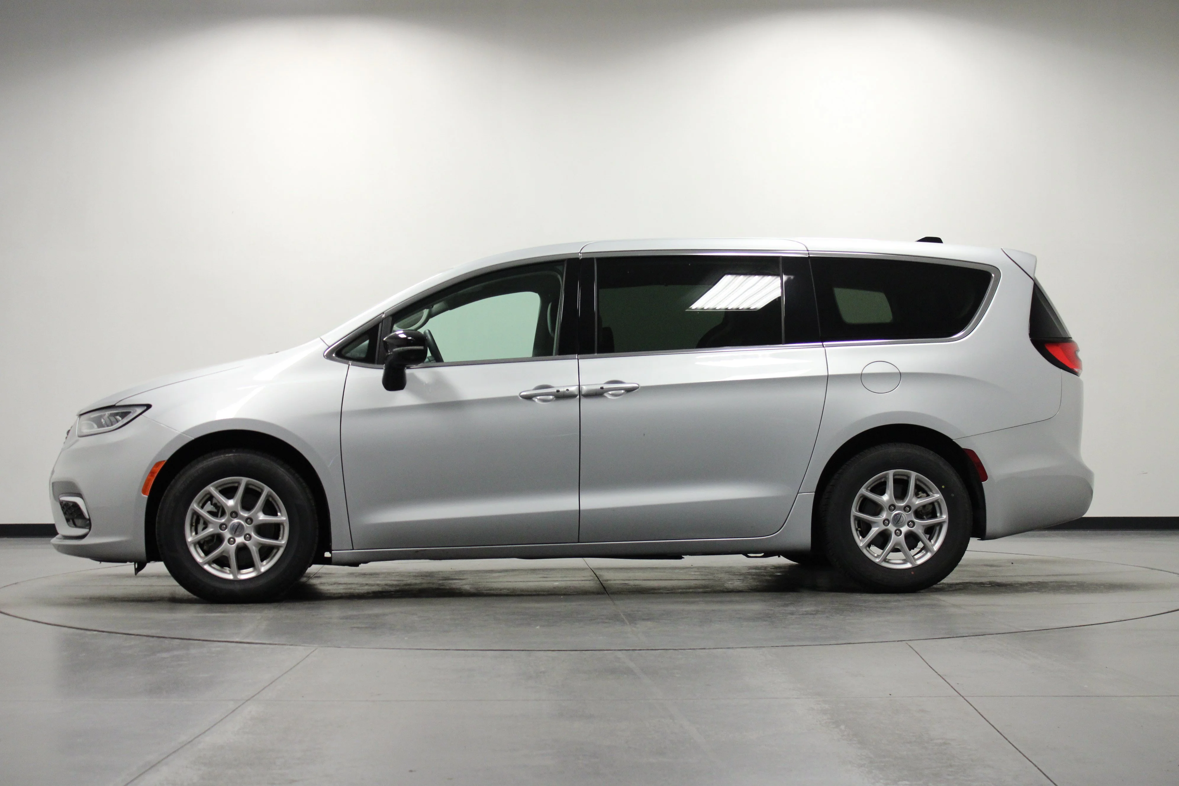 Used 2024 Silver Mist Clearcoat Chrysler Touring L image 7