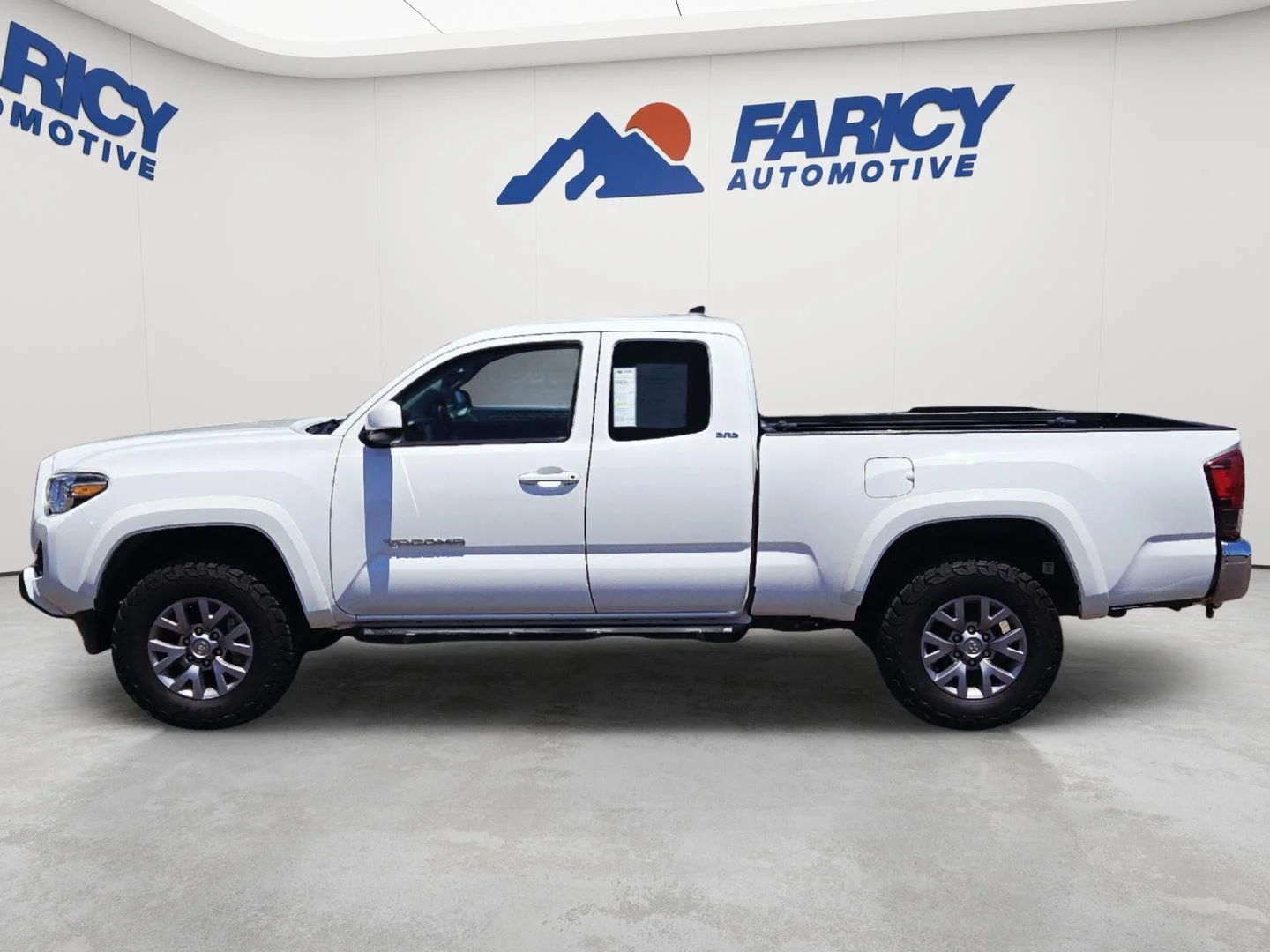 Used 2019 Super White Toyota SR5 image 5