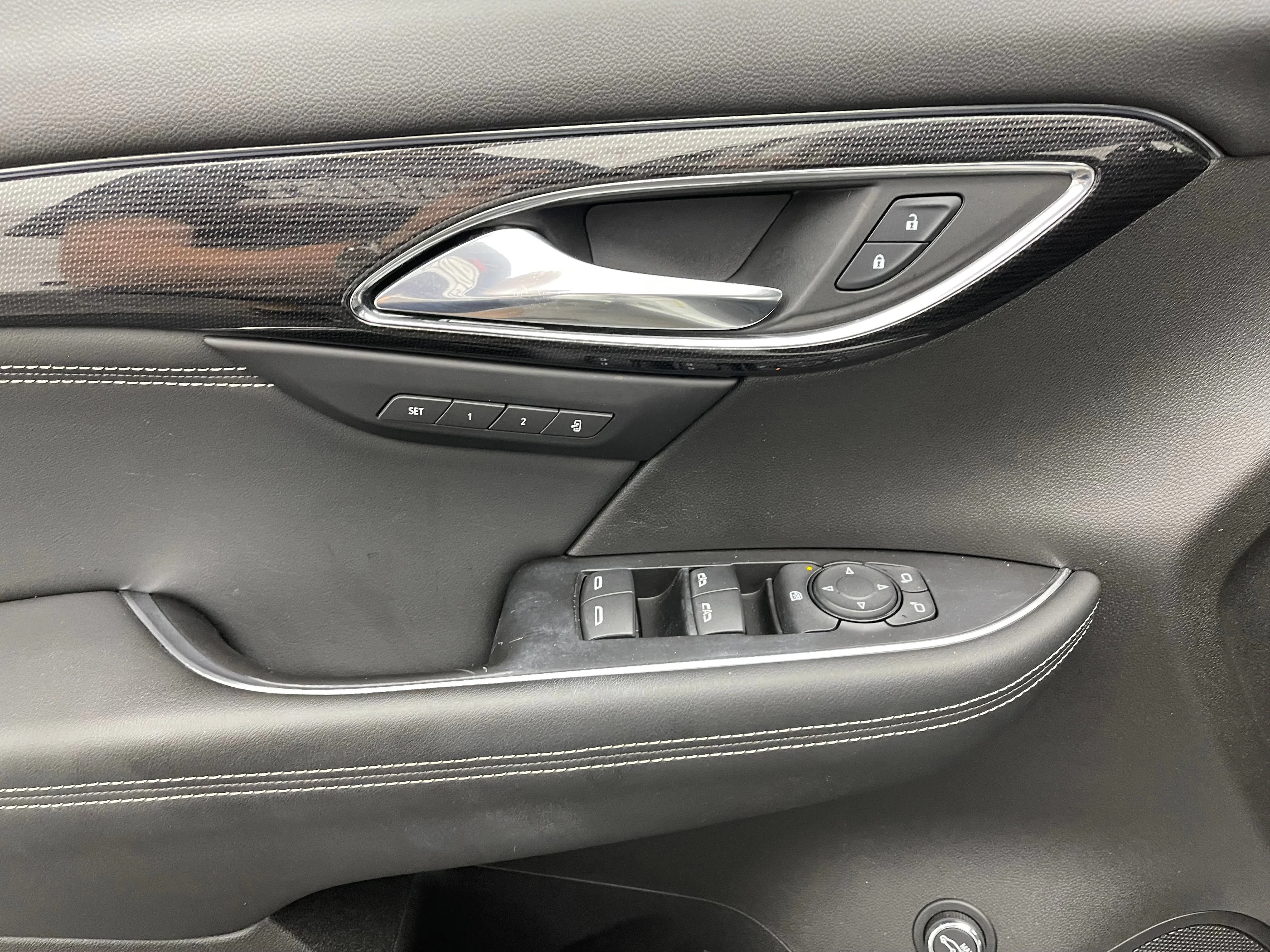 Used 2023 Summit White Buick Essence image 16