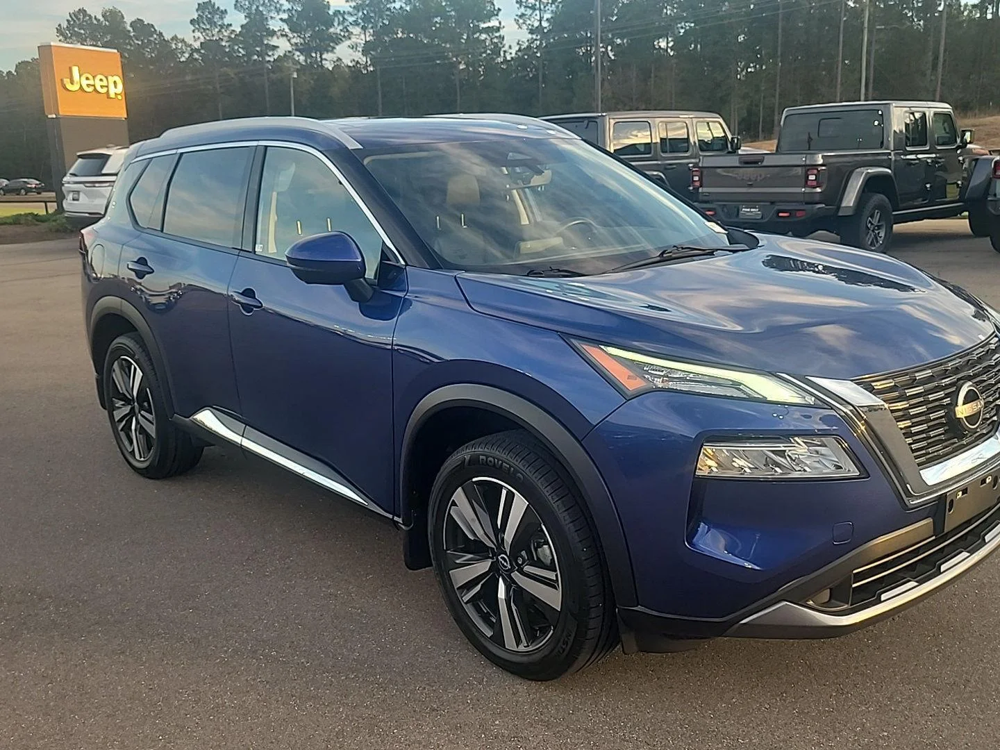 Used 2023 Caspian Blue Metallic Nissan SL image 18