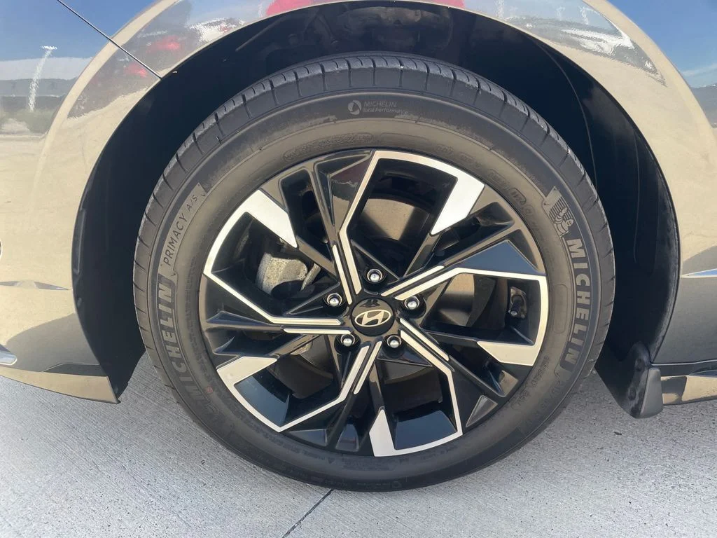 Used 2024 Gray Hyundai SEL image 27